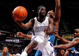 库里在场下挥毛巾庆祝