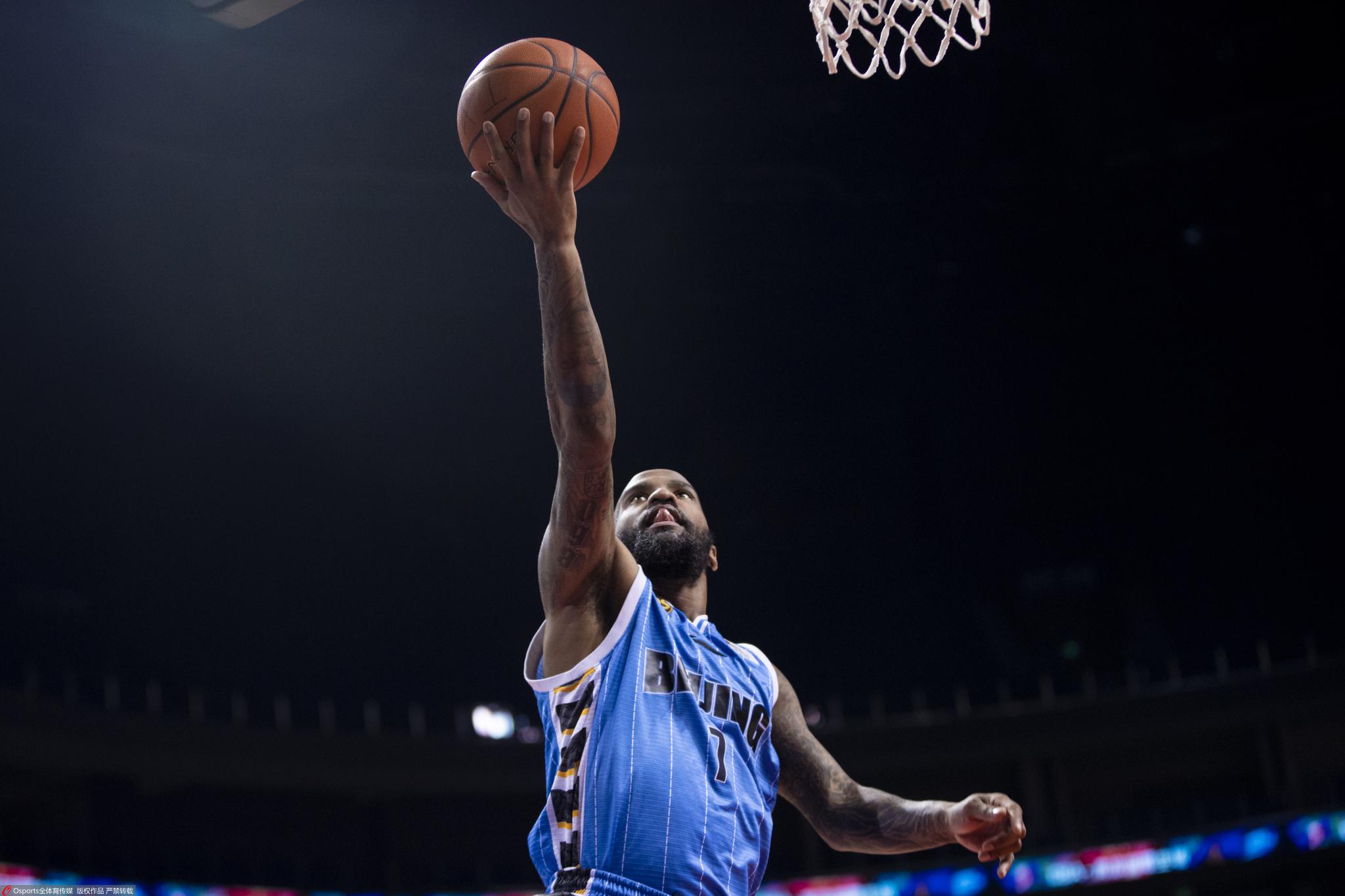 体育赛事-cba总决赛第三场后辽宁球员与四川球迷互殴