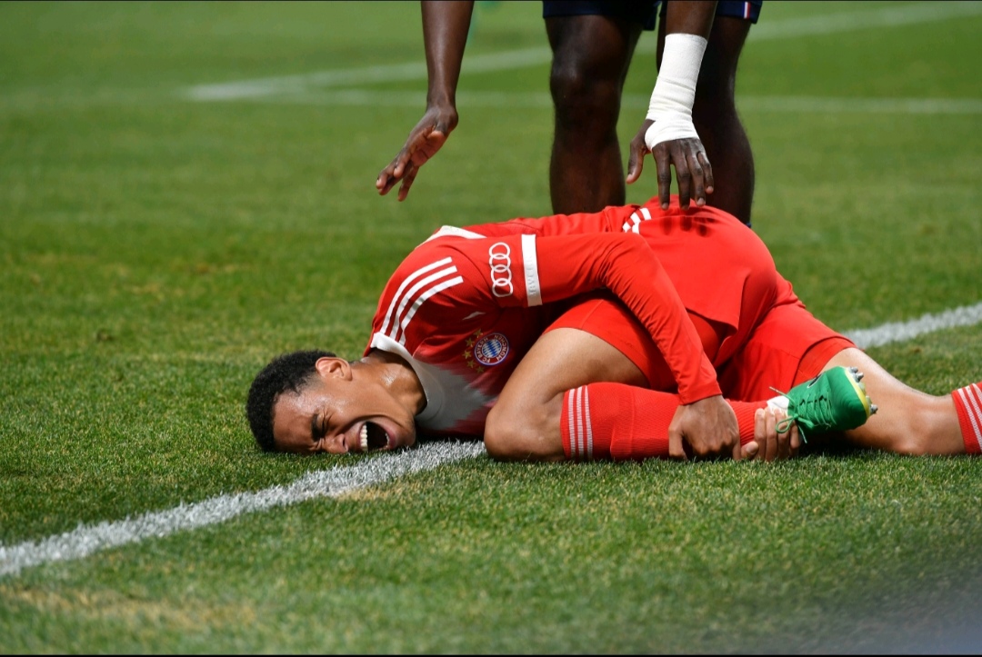 精彩的足球赛吸引了无数的亿万观众修改病句